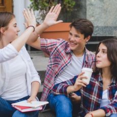 Cómo tratar a tu hijo adolescente Cómo tratar a tu hijo adolescente